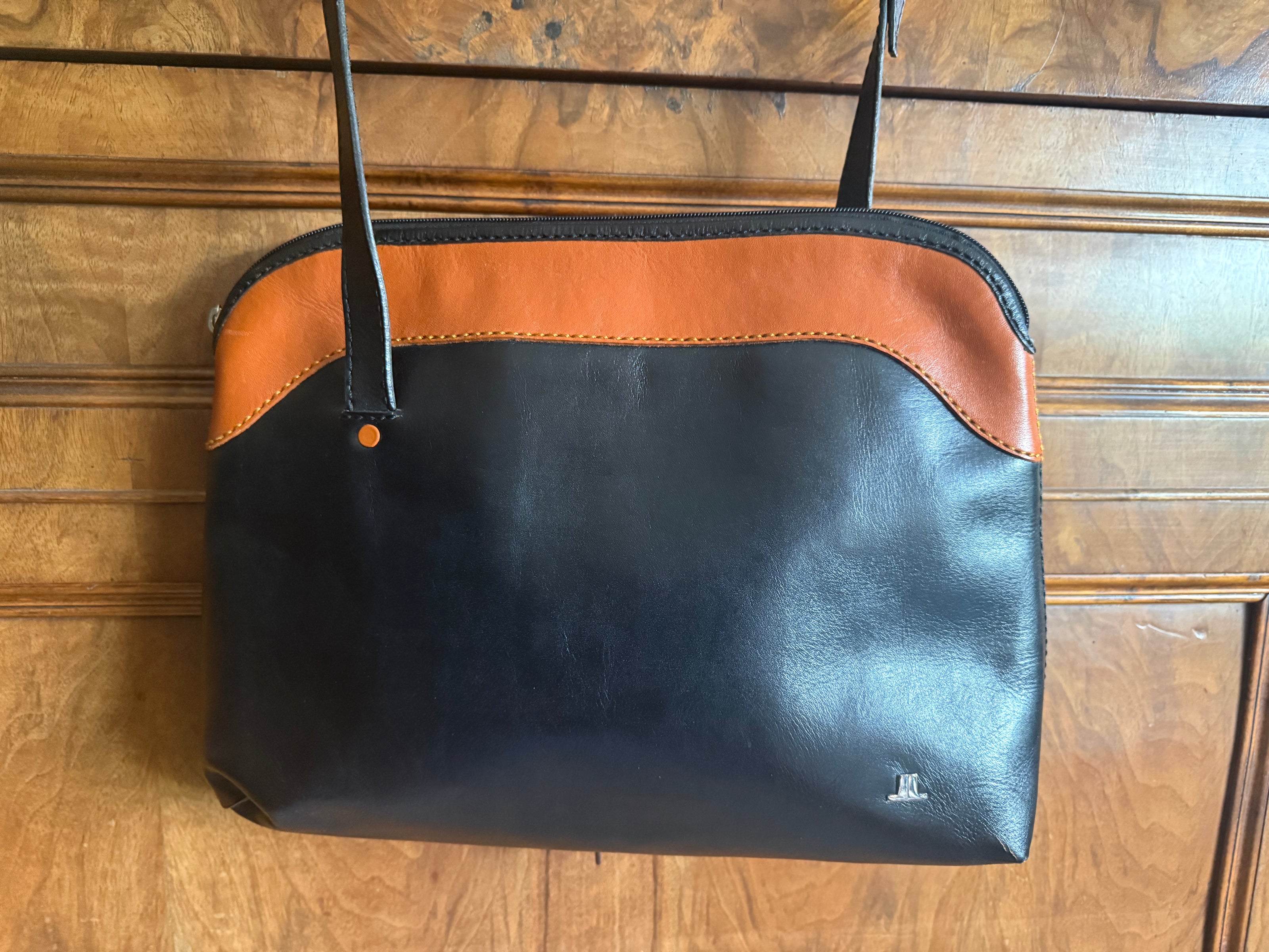 Leren schoudertas in zwart met cognac details
