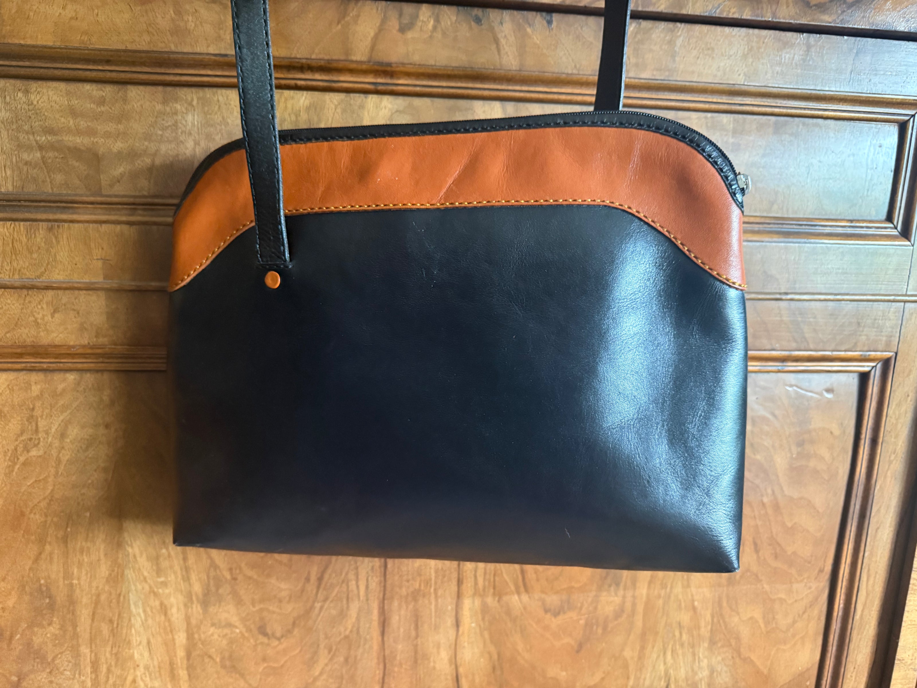 Leren schoudertas in zwart met cognac details