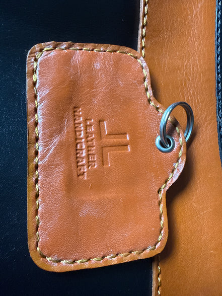Leren schoudertas in zwart met cognac details