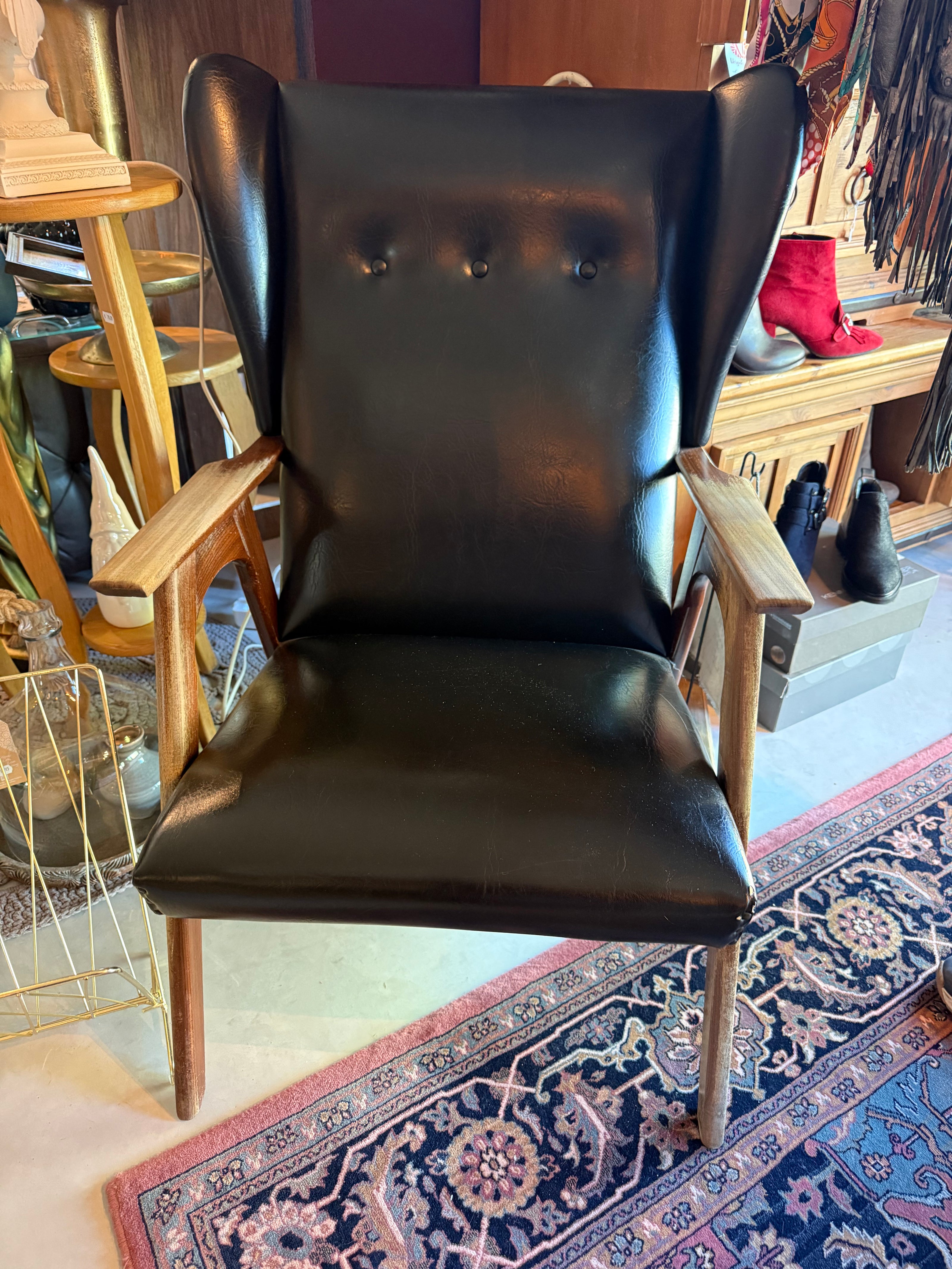 Mid century wingback stoel