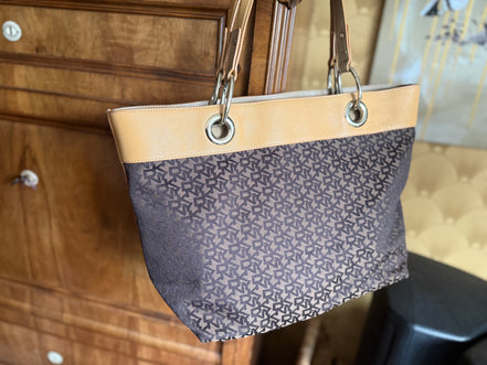 DKNY Monogram Shopper – Bruin/Beige