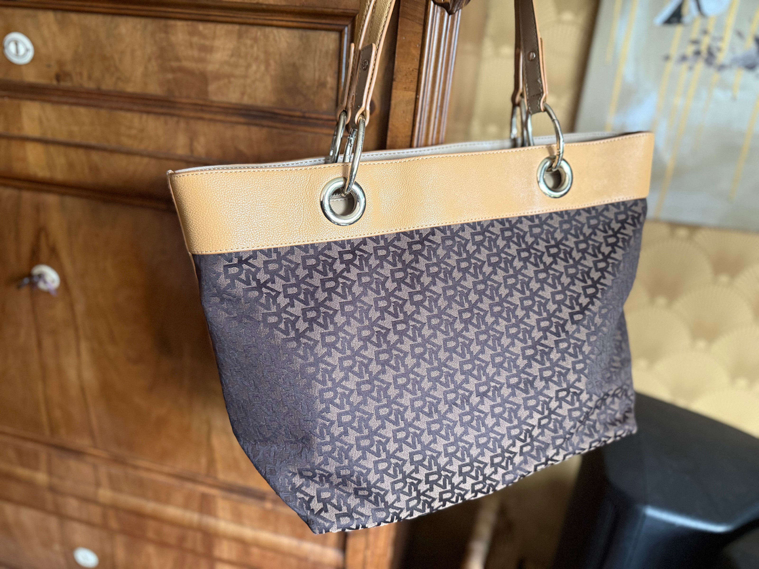 DKNY Monogram Shopper – Bruin/Beige
