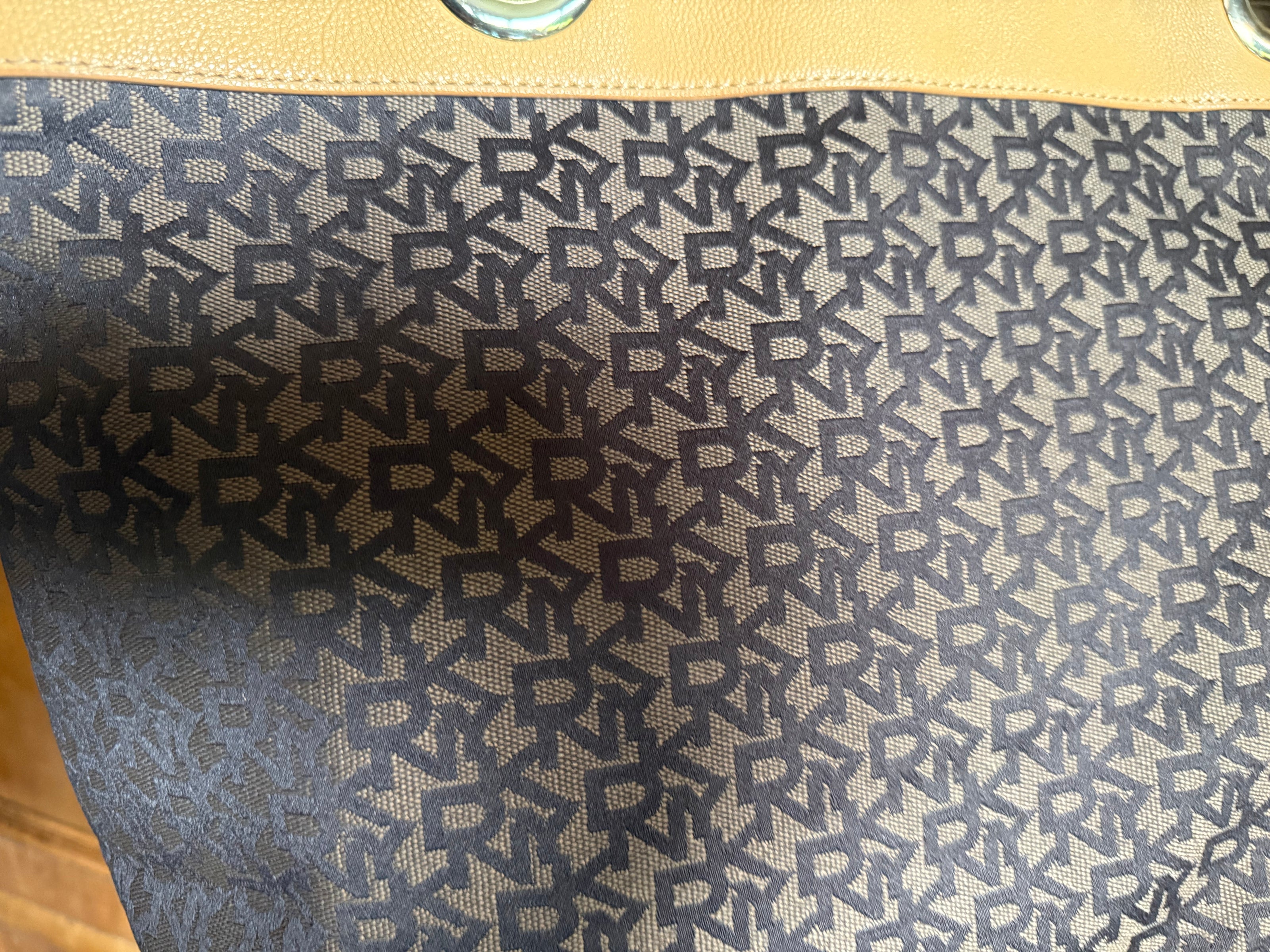 DKNY Monogram Shopper – Bruin/Beige