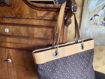 DKNY Monogram Shopper – Bruin/Beige