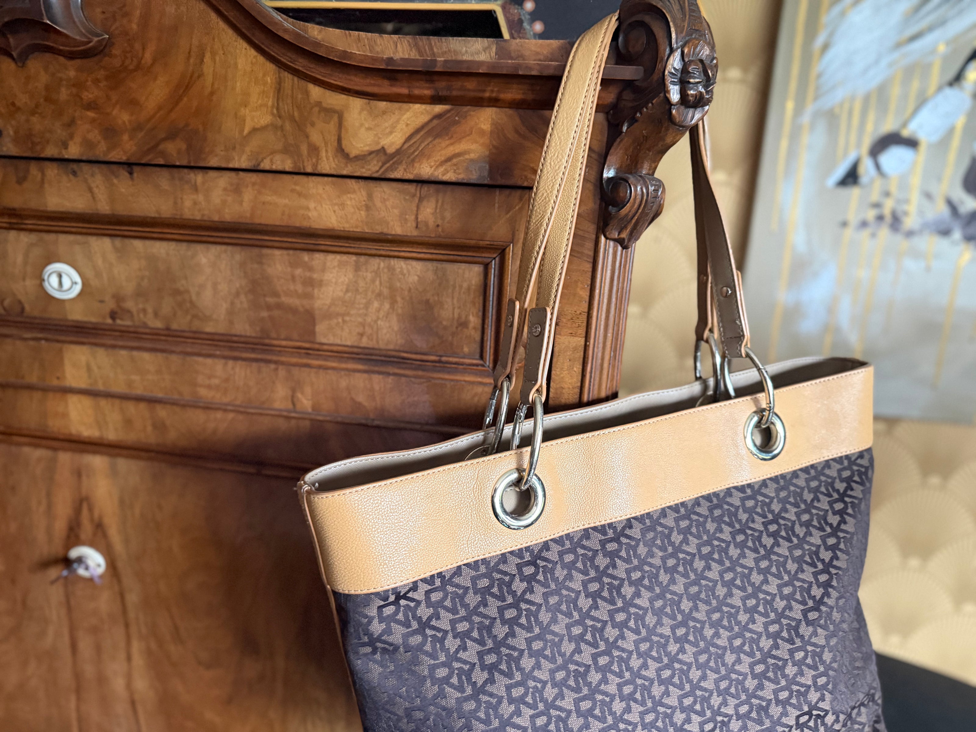 DKNY Monogram Shopper – Bruin/Beige