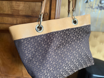 DKNY Monogram Shopper – Bruin/Beige
