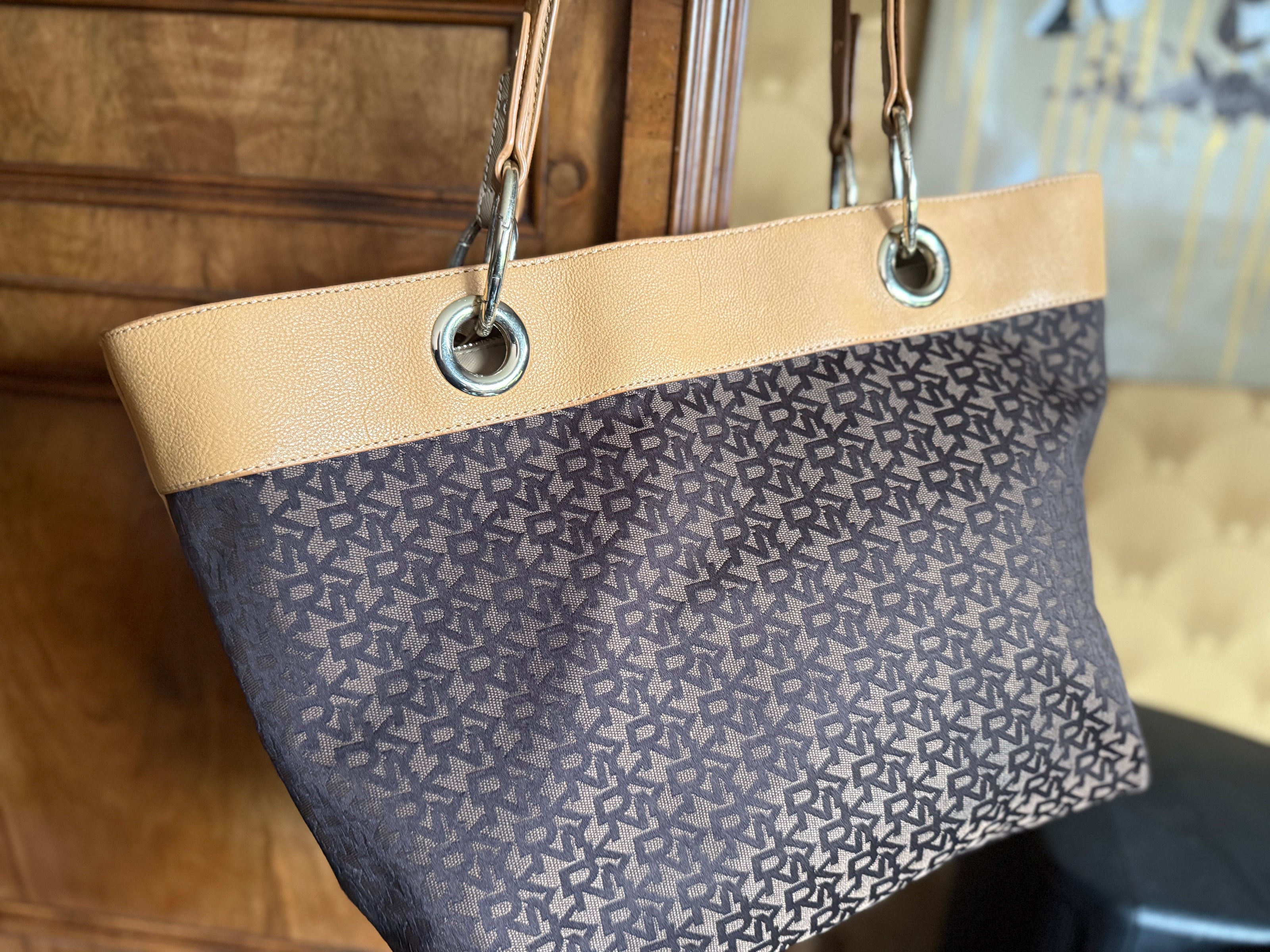 DKNY Monogram Shopper – Bruin/Beige