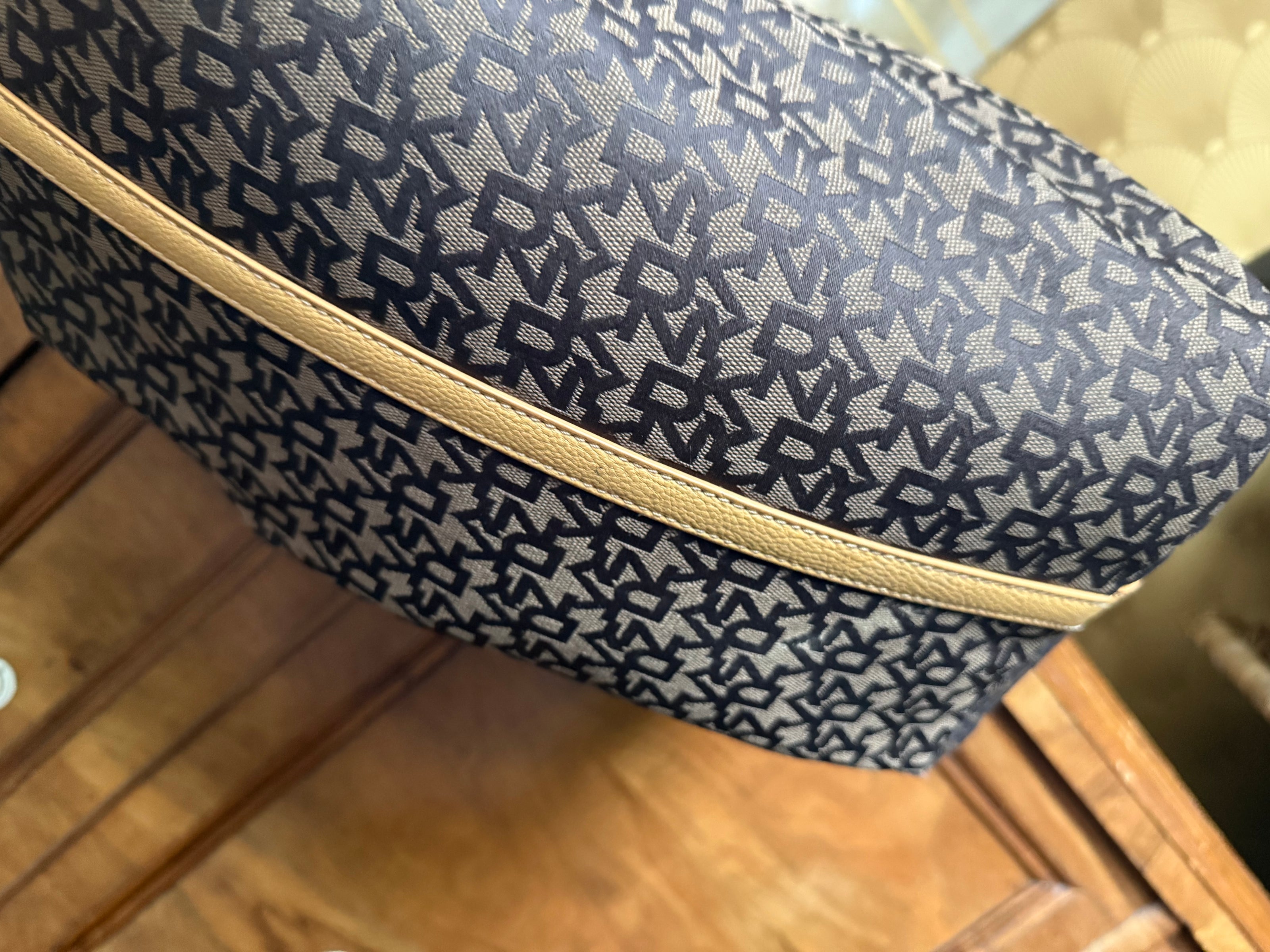 DKNY Monogram Shopper – Bruin/Beige