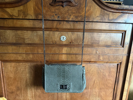 Crossbodytas met reptielreliëf