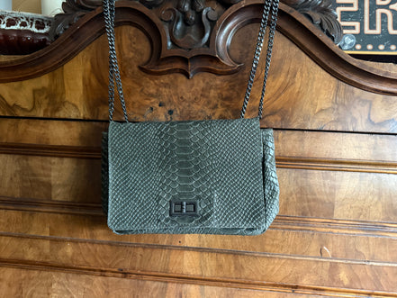 Crossbodytas met reptielreliëf