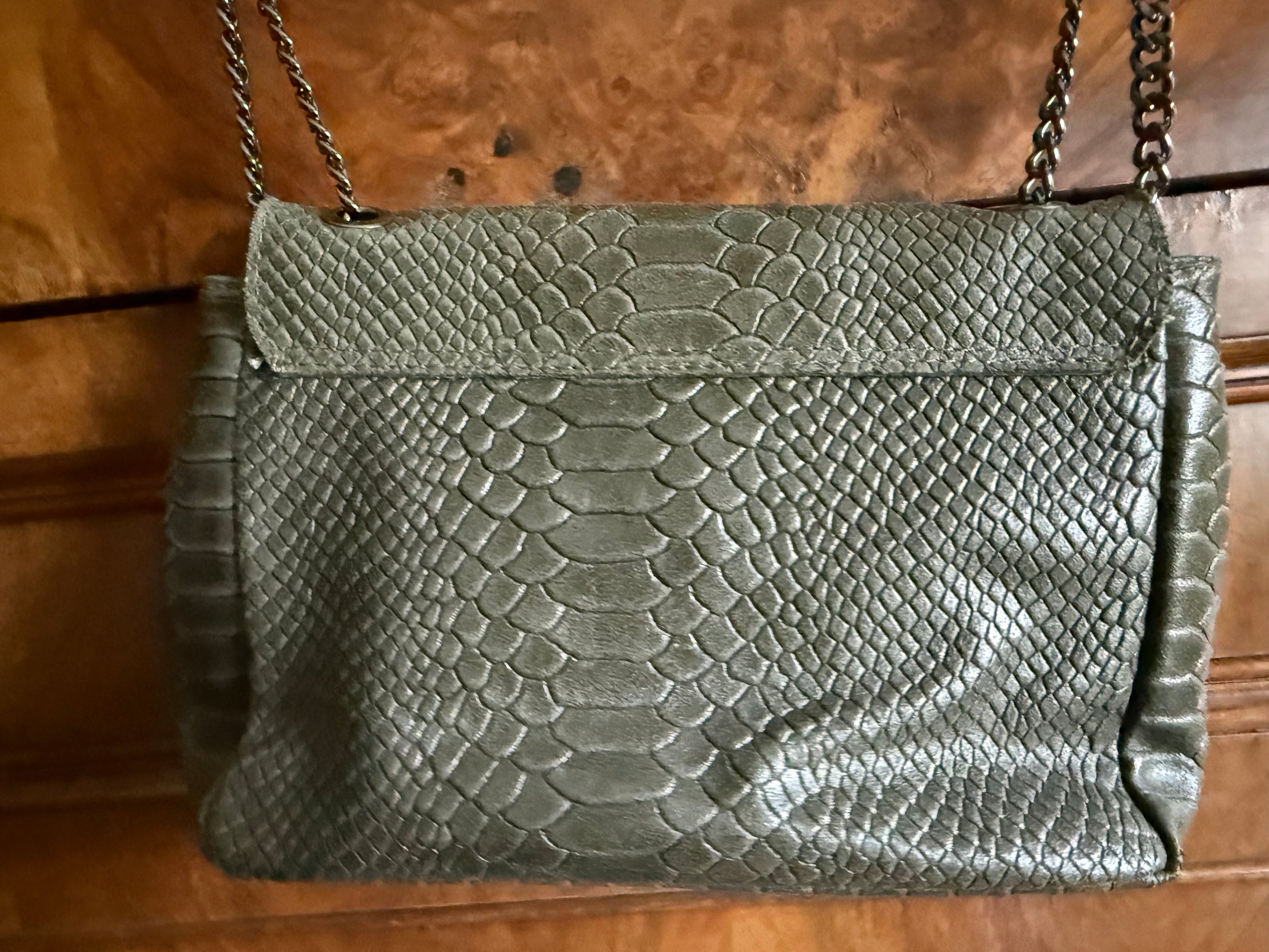 Crossbodytas met reptielreliëf