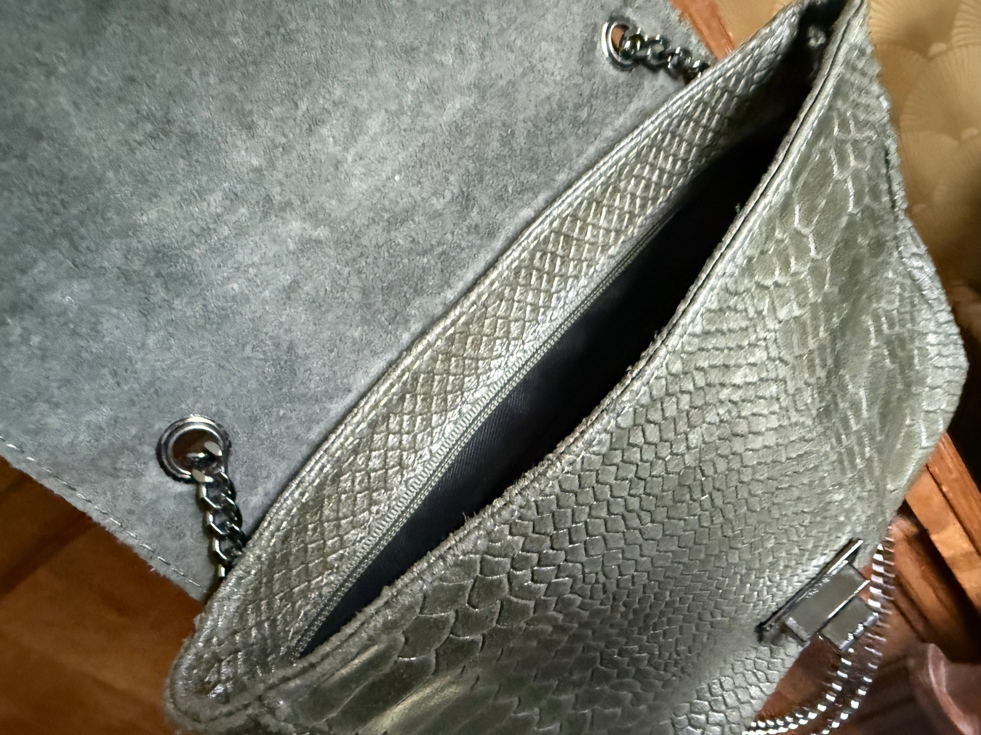 Crossbodytas met reptielreliëf