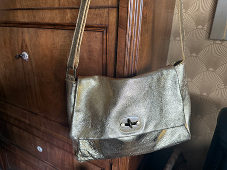 Metallic leren schoudertas in champagnegoud
