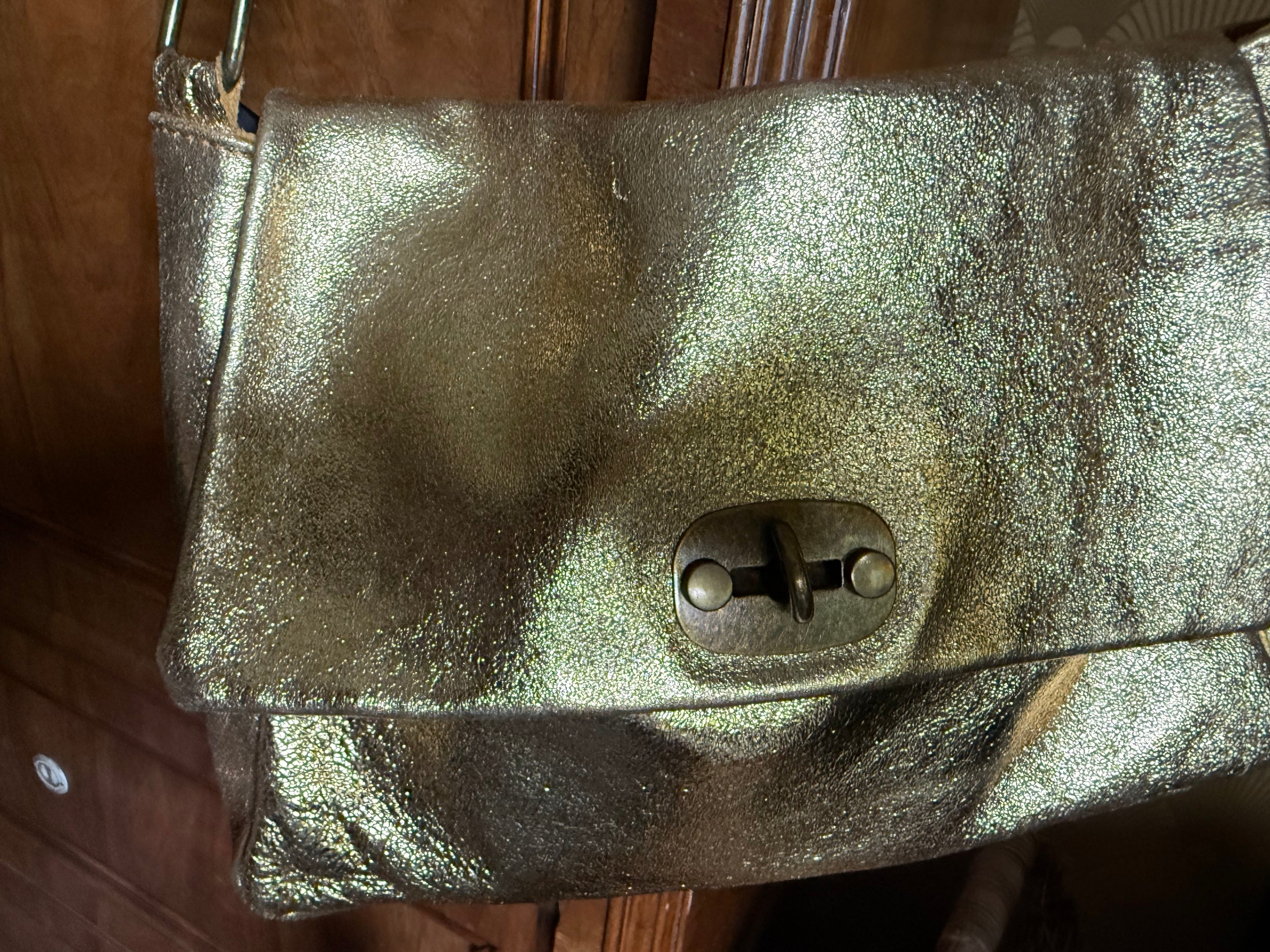 Metallic leren schoudertas in champagnegoud
