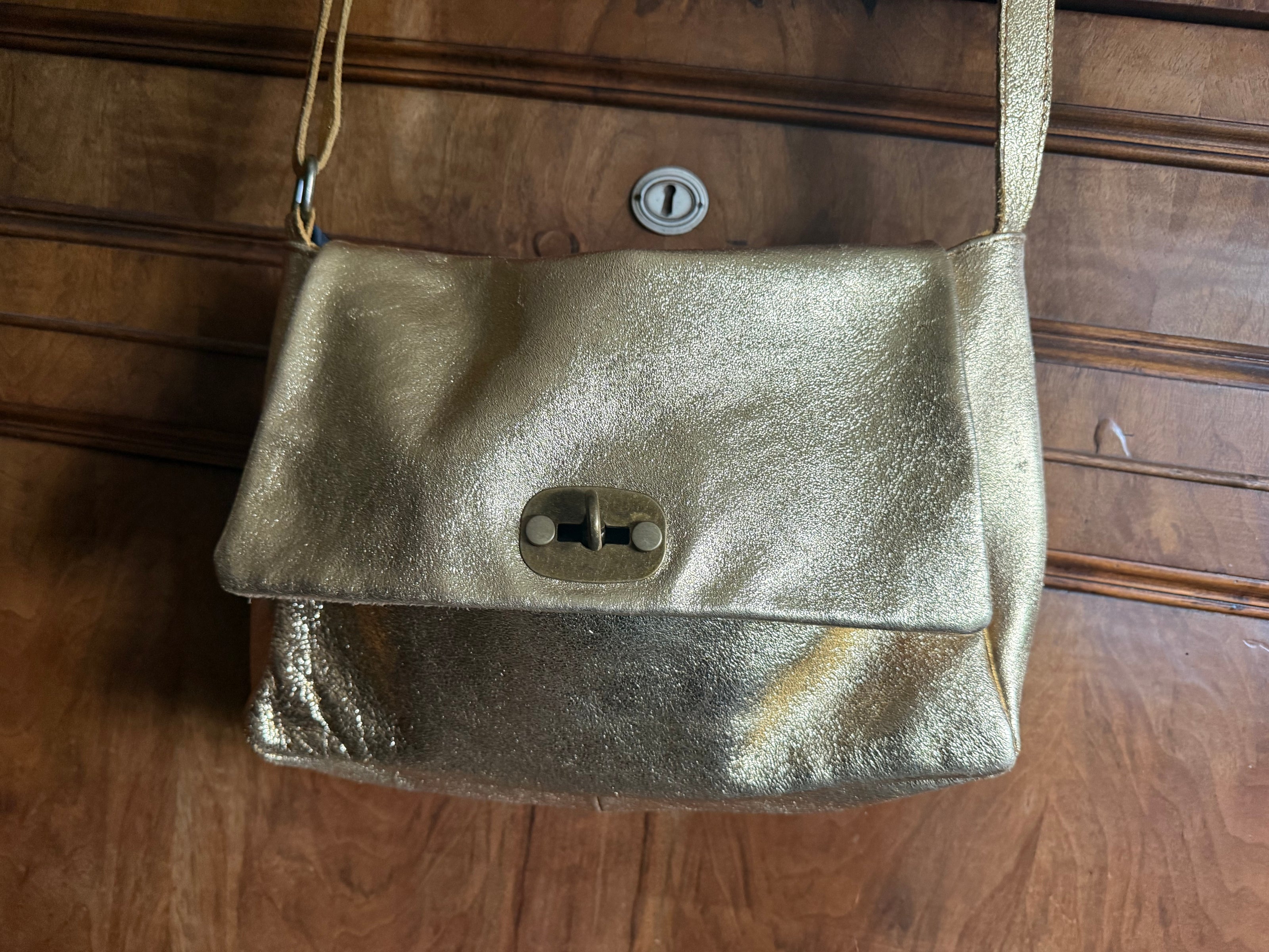Metallic leren schoudertas in champagnegoud