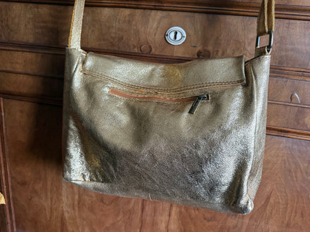 Metallic leren schoudertas in champagnegoud