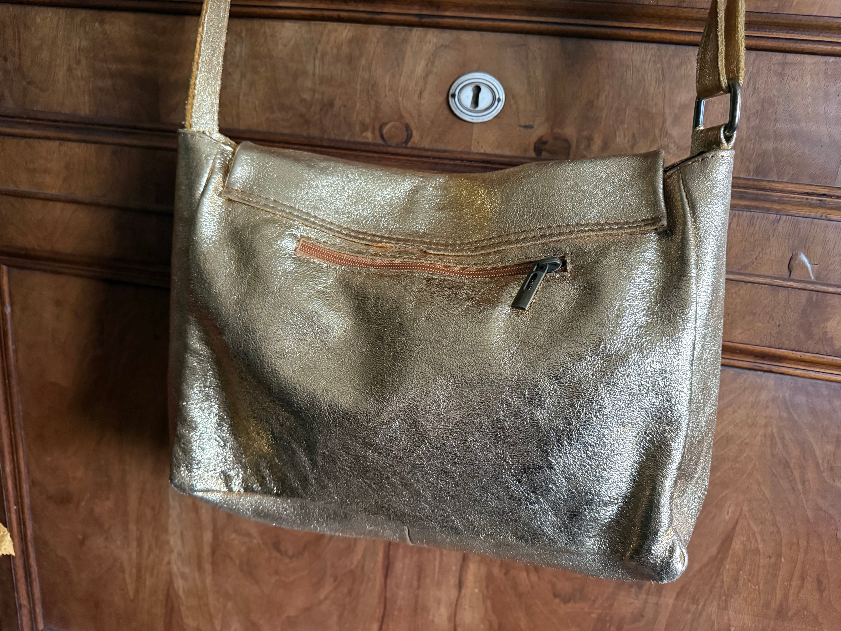 Metallic leren schoudertas in champagnegoud