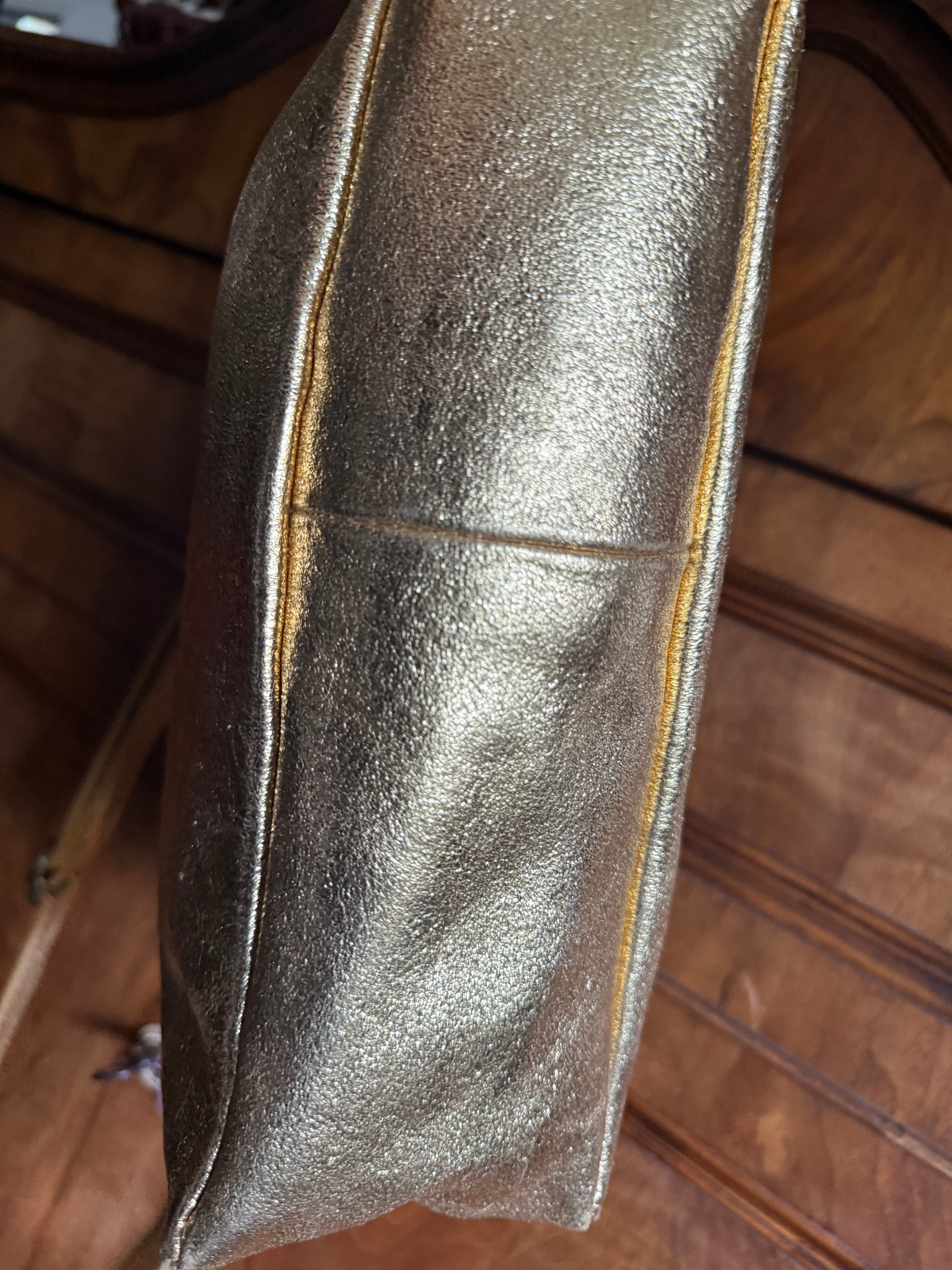 Metallic leren schoudertas in champagnegoud