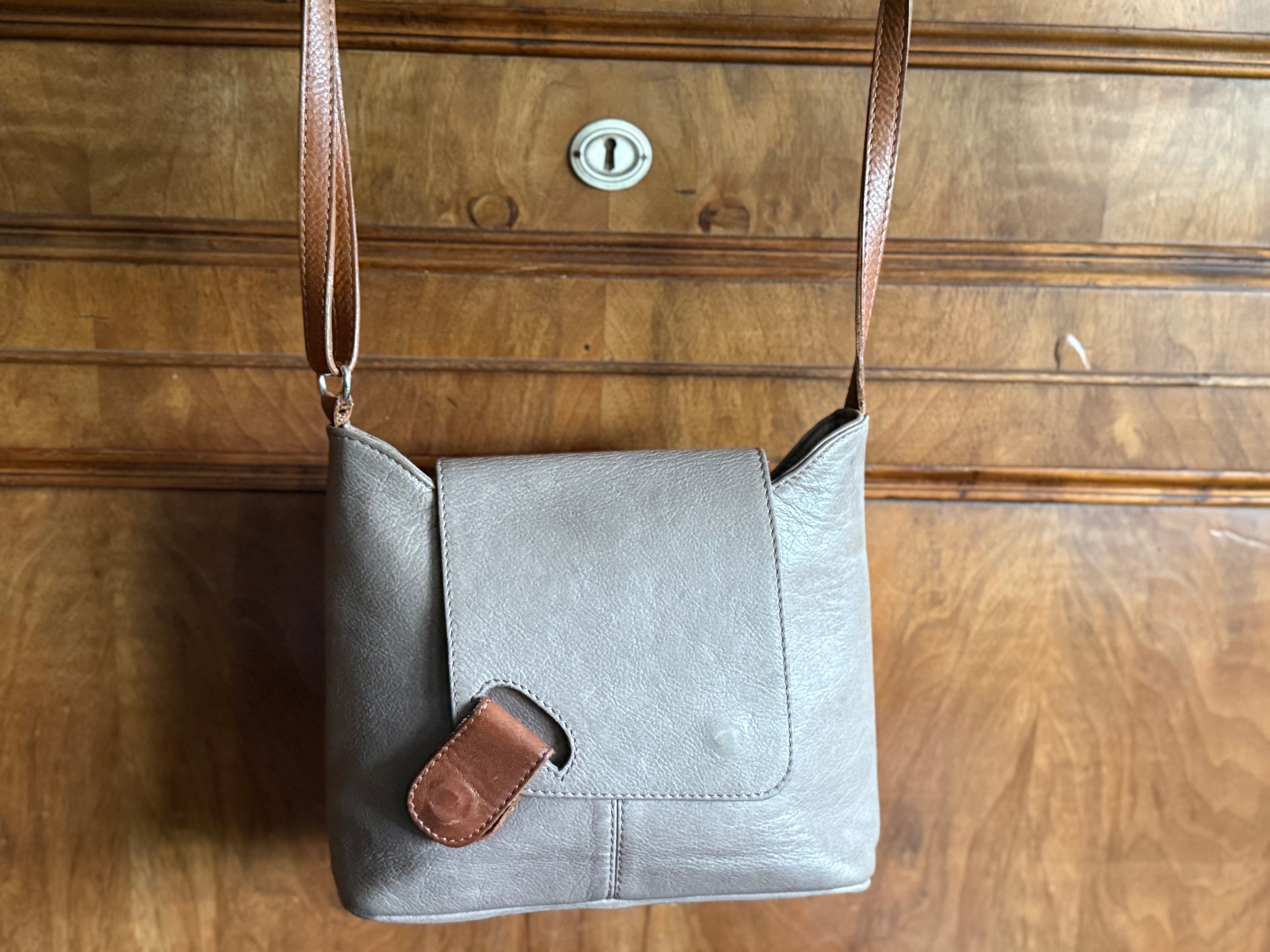 Leren crossbodytas in grijs en cognac