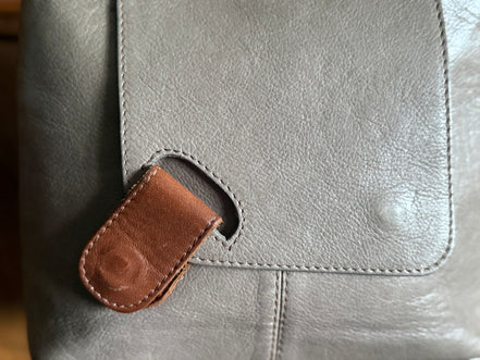 Leren crossbodytas in grijs en cognac
