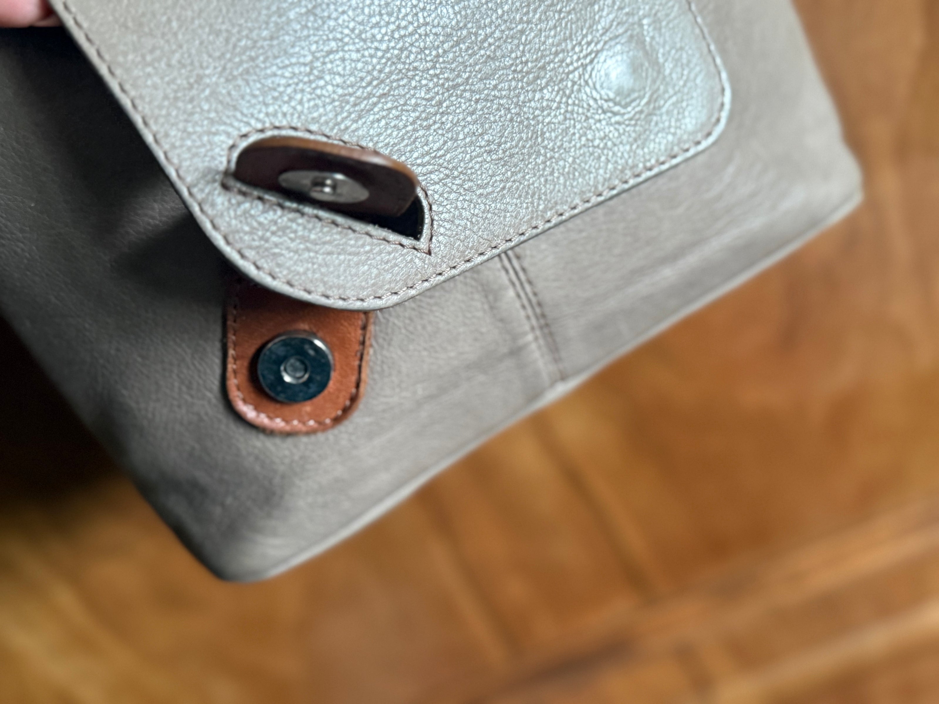Leren crossbodytas in grijs en cognac