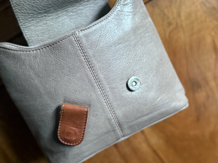 Leren crossbodytas in grijs en cognac