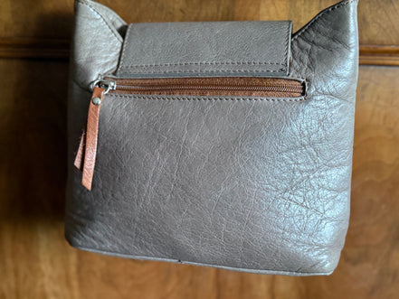 Leren crossbodytas in grijs en cognac