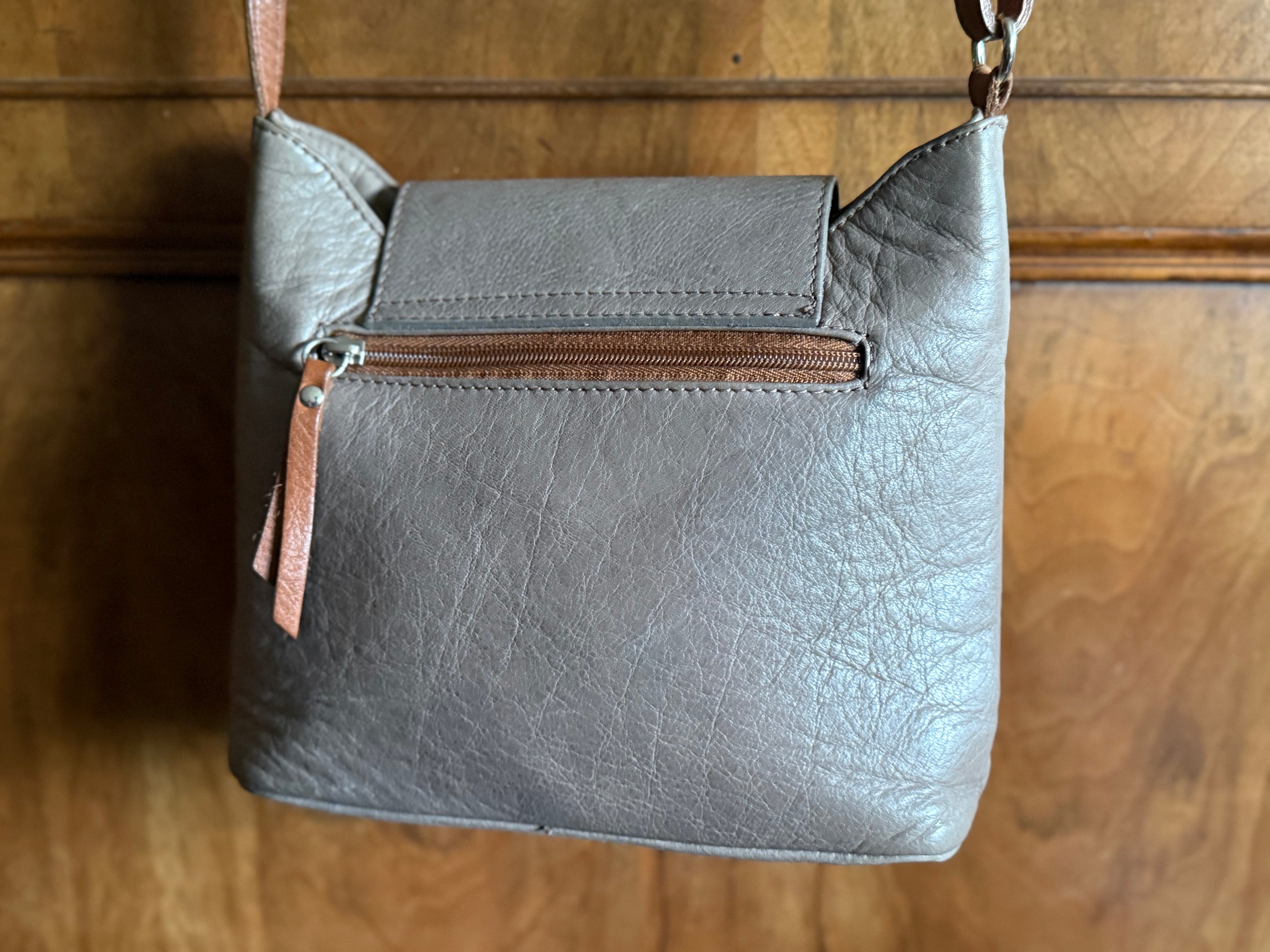 Leren crossbodytas in grijs en cognac