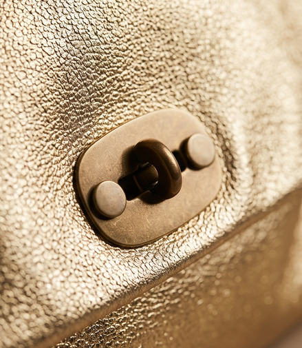 Metallic leren schoudertas in champagnegoud
