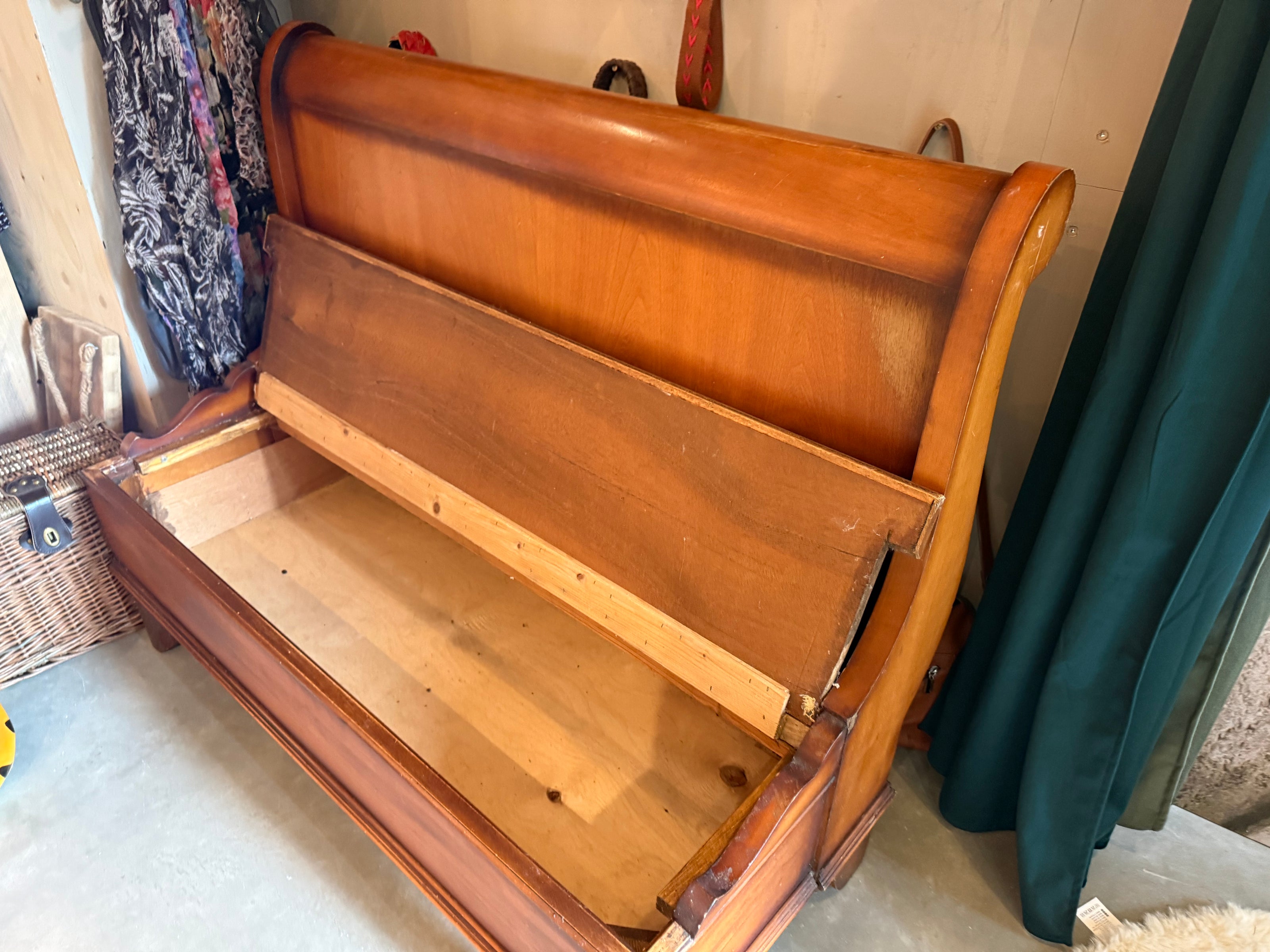 Vintage houten halbank met opbergruimte