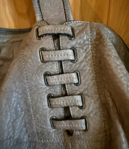 Grijze leren tas