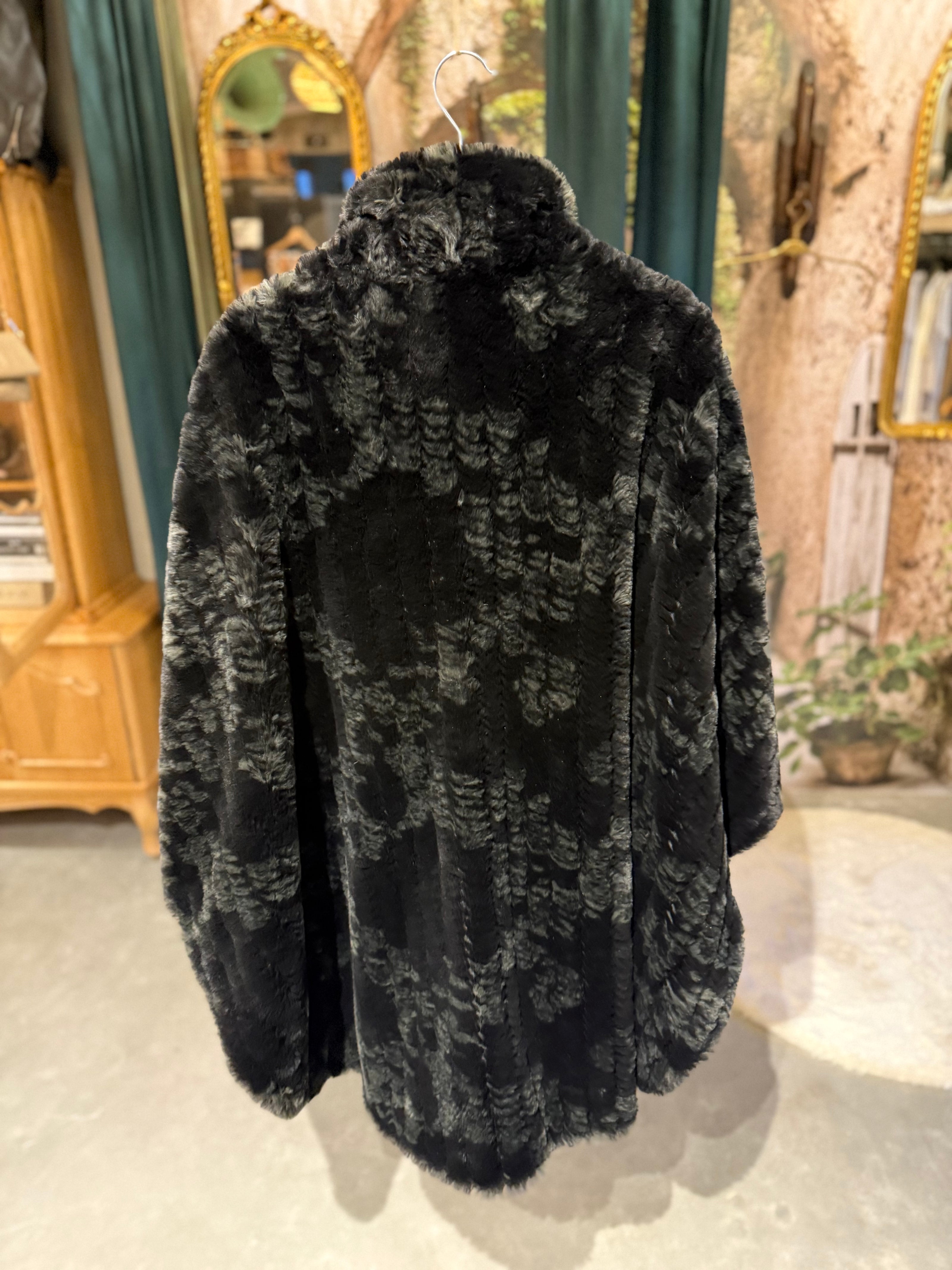 faux-fur cape van Edgar Vos