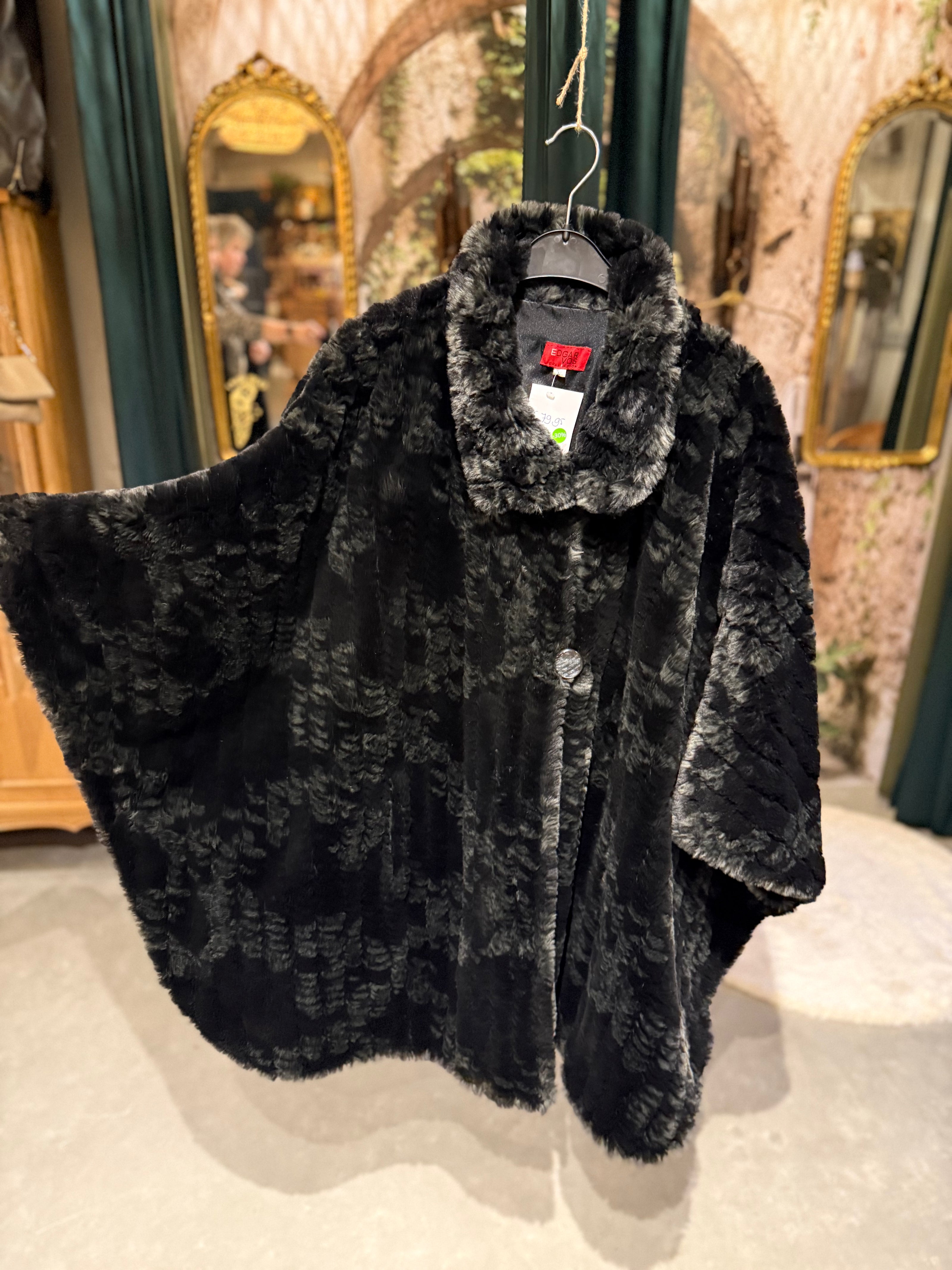 faux-fur cape van Edgar Vos