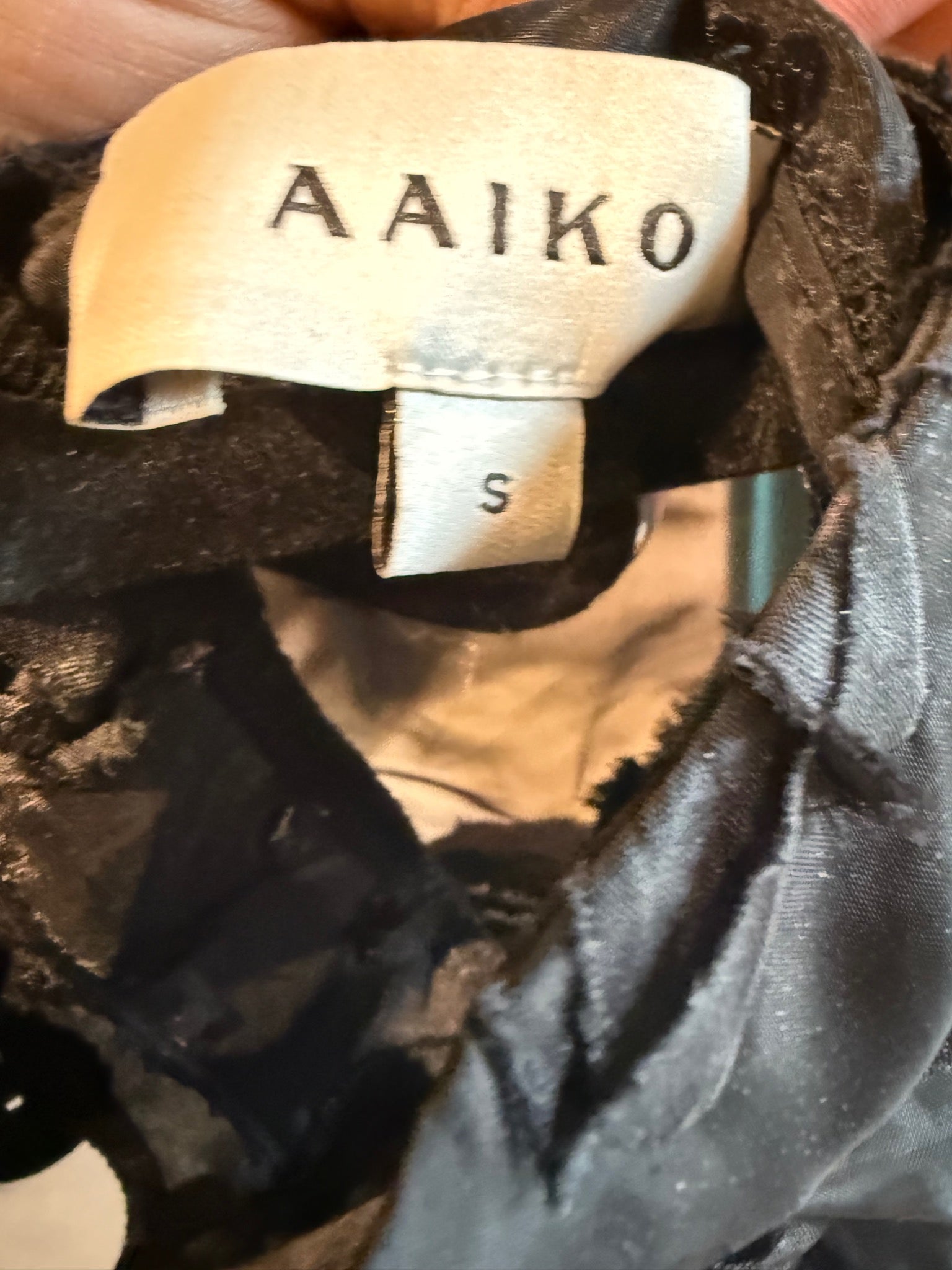 Aaiko zwarte blouse met bloemenapplicaties