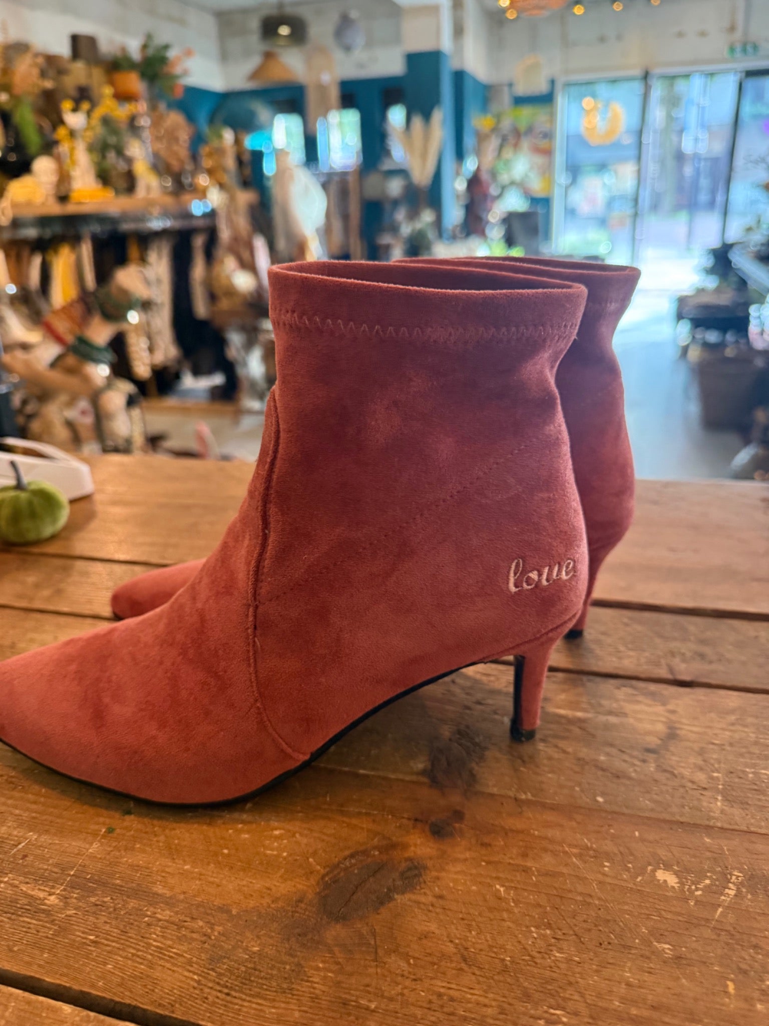 Coster Copenhagen terracotta enkellaarsjes ‘love’ – maat 38