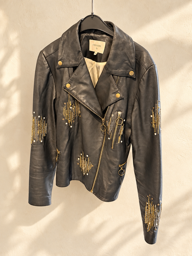 Cream bikerjack met studs en kettinkjes, maat 38