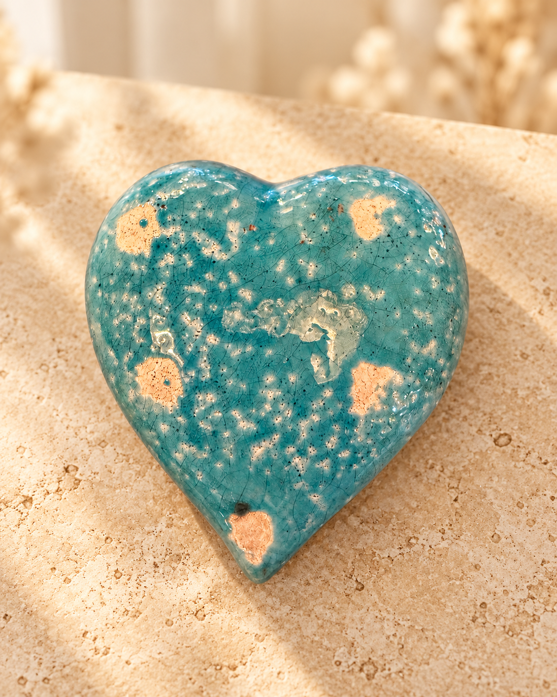 Turquoise decoratief hart met craquelé in boetiekstijl