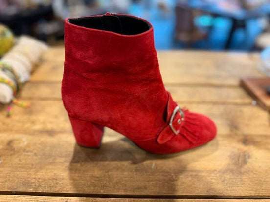 Bijzondere rode suede enkellaarzen maat 36