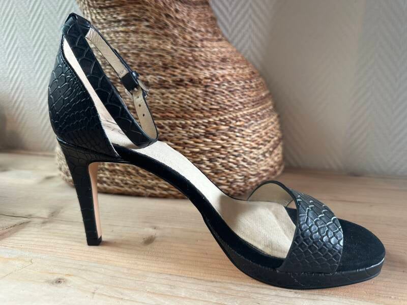 Black Eram Pump — 39