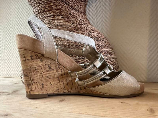 Aerosoles wedge heel — 39