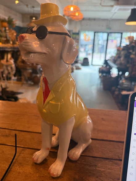 Keramieken hond met gele hoed, zwarte zonnebril en geel jasje, 20 cm