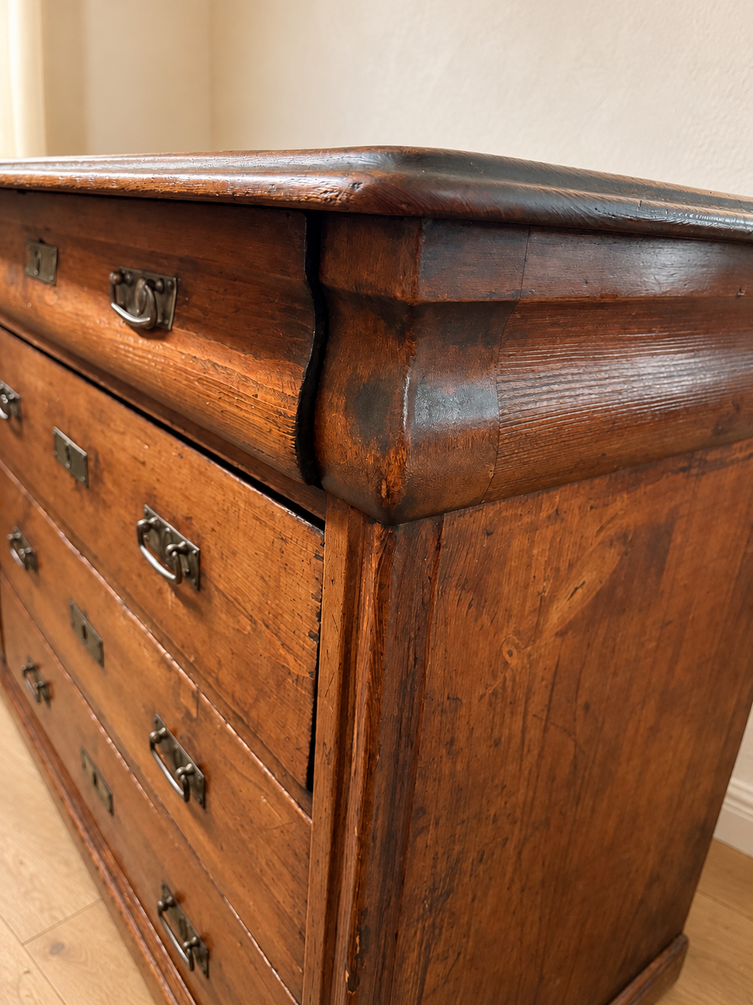 Houten ladekast met vier laden