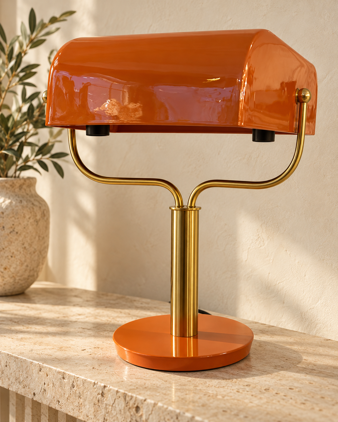 Oranje bureaulamp met goudkleurig frame – gestylede hoofdfoto